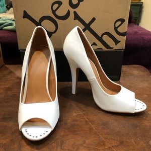 NEW IN BOX White Pump, Beau + Ashe brand, sz 9